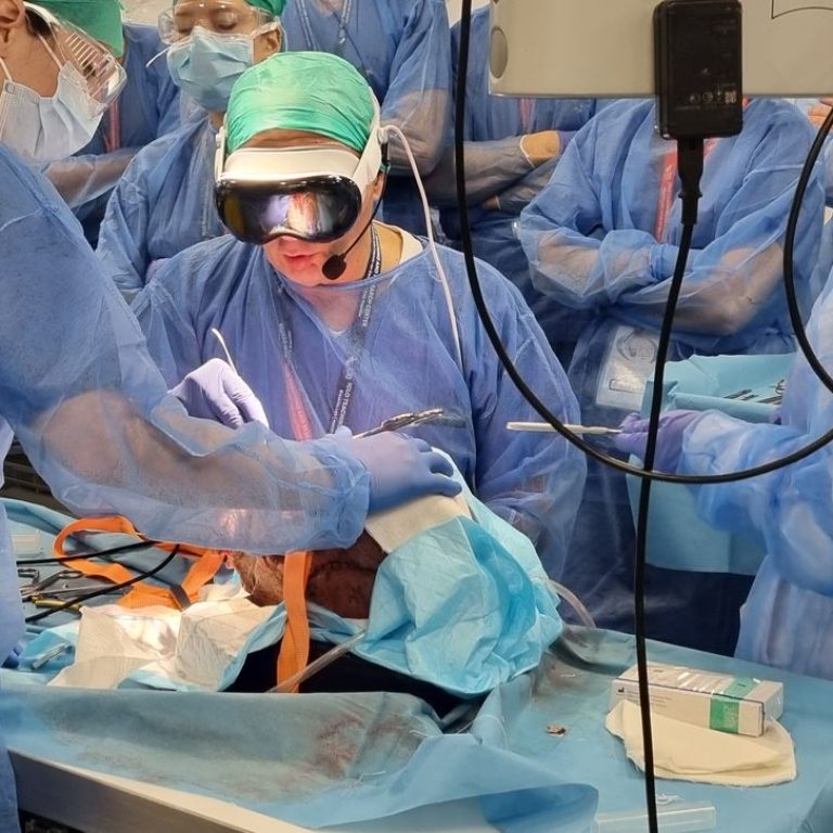 AppleVisionProSurgereeICLO02